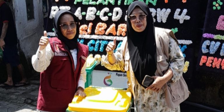 Usai Dilantik Sebagai Ketua RT, Ninik Faulatin Harun Serahkan Bantuan Tempat Sampah Gratis.