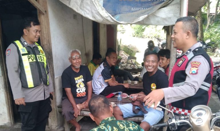 Kanit Samapta Polsek Ngraho Sambangi Warga, Sampaikan Pesan Kamtibmas Kanit Samapta Polsek Ngraho Sambangi Warga, Sampaikan Pesan Kamtibmas