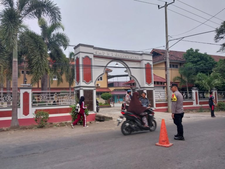 Polsek Gabuswetan Laksanakan Gatur Pagi di Depan SMPN 1, Jamin Keamanan Pelajar Polsek Gabuswetan Laksanakan Gatur Pagi di Depan SMPN 1, Jamin Keamanan Pelajar