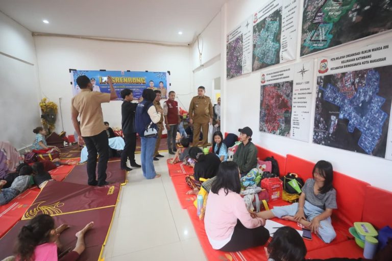 Di Tengah Pengungsian Banjir, Munafri Hadir Menyapa dan Menguatkan Warga
