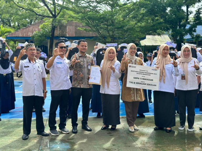 Bank Mandiri Salurkan Tas dan Seragam Gratis, Kadisdik Makassar Kunjungi SMPN 15