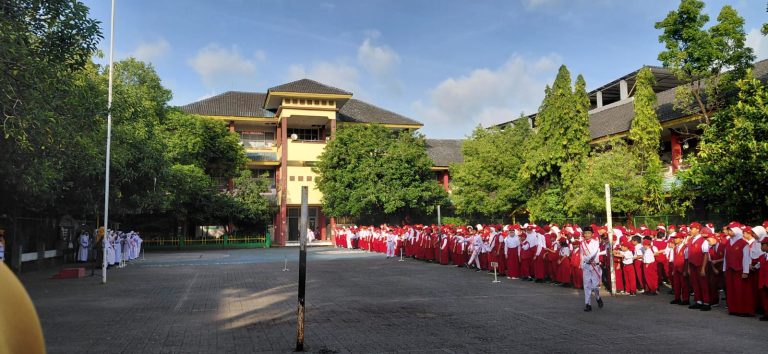 SDN Mangkura V Makassar Gelar Upacara Bendera Tanamkan Nilai Pancasila Sejak Dini