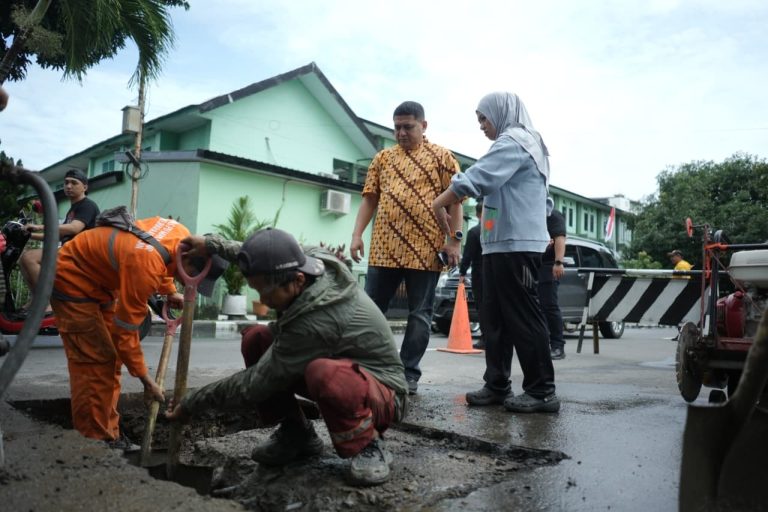 Serap Aspirasi Warga, Munafri Bersama Dinas PU Tinjau dan Perbaiki Jalan Garuda