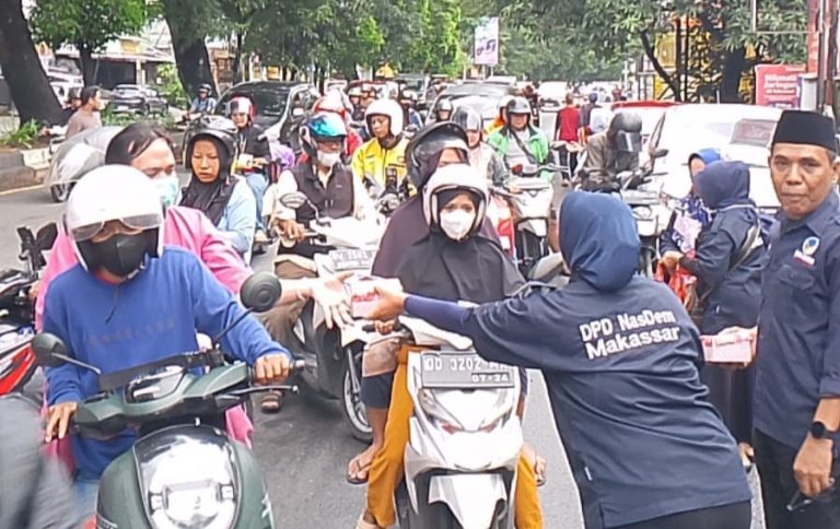 DPC NasDem Makassar Berbagi Takjil di 15 Kecamatan, Wujud Semangat Ramadan 2026