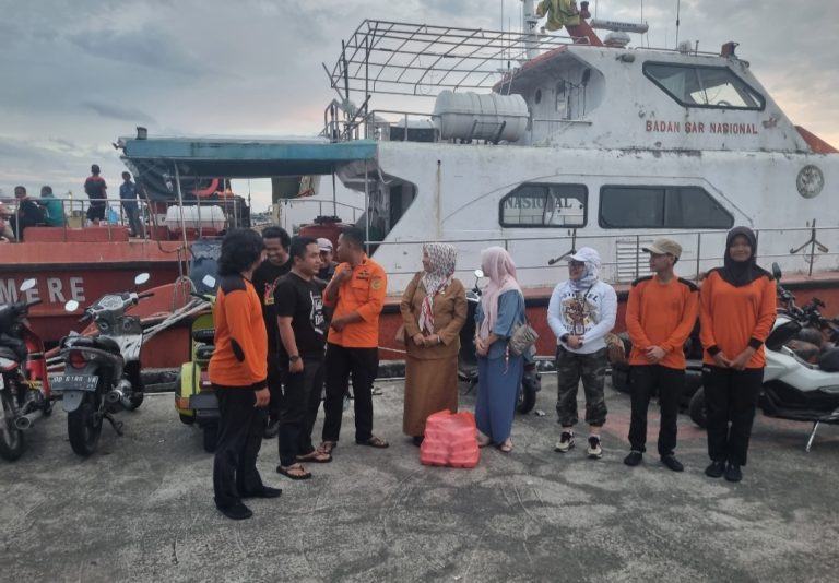 Aksi Peduli Ketua TP PKK Tallo, Ringankan Tugas Tim SAR Gabungan di Paotere