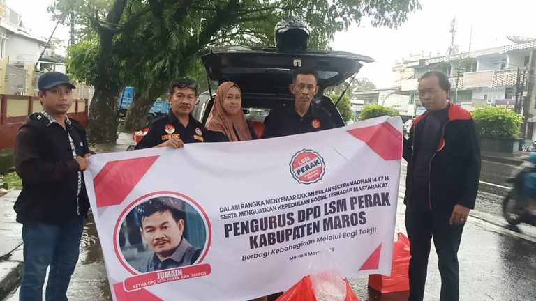 Aksi Sosial Ramadan: LSM PERAK Maros Berbagi Takjil kepada Pengendara dan Warga