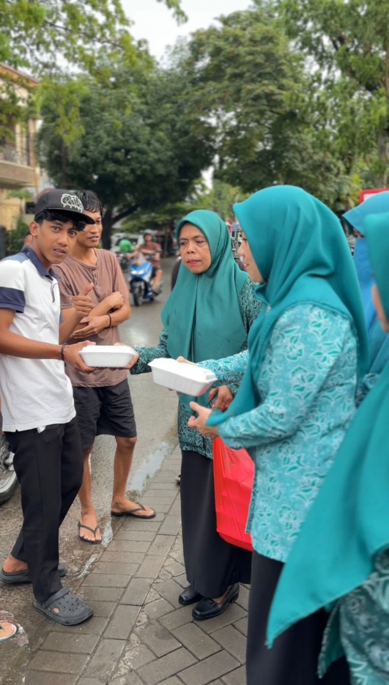 Ramadan Penuh Kepedulian, Ketua TP PKK Kecamatan. Tallo Berbagi Berkah untuk Warga dan Pengendara