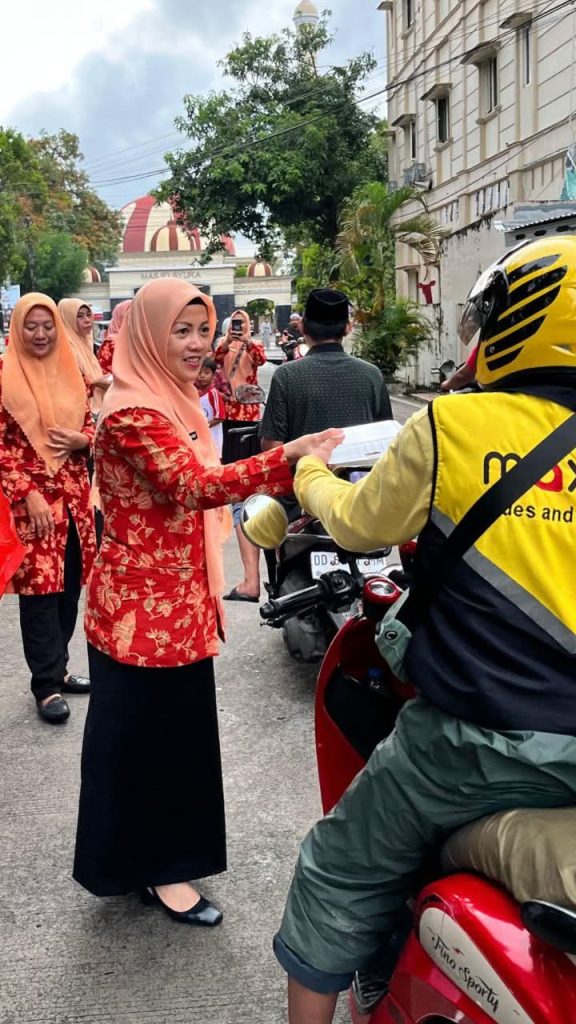 Tebar Berkah Ramadan, DWP Kecamatan Tallo Bagikan Ratusan Takjil untuk Pengendara
