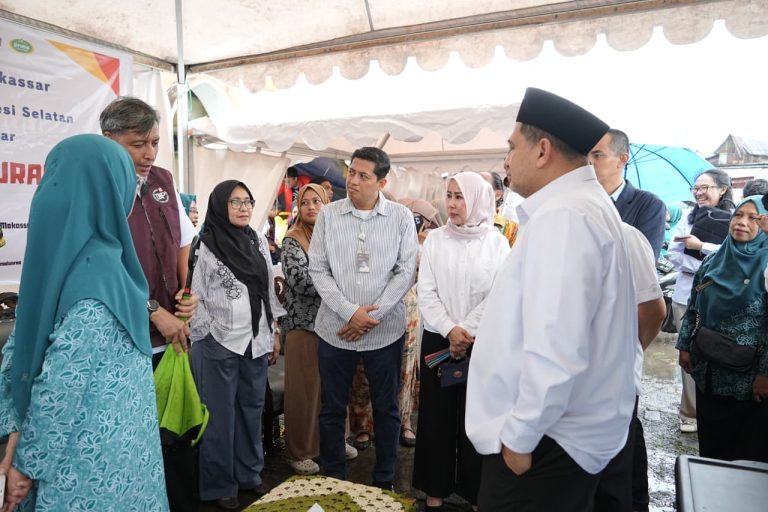 Wali Kota dan Ketua TP PKK Makassar Tinjau Pasar Murah