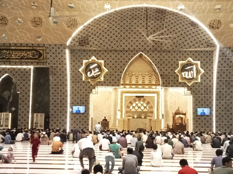 Hadiri Tarawih di Masjid Raya, Munafri Imbau: Bertakbir Boleh, Hindari Konvoi dan Petasan