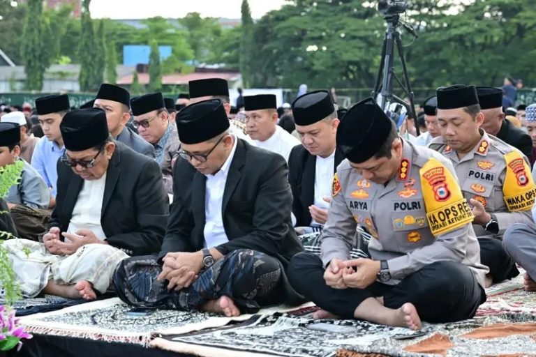 Salat Id di Karebosi, Supratman Ajak Masyarakat Makassar Memperkuat Tali Silaturahmi