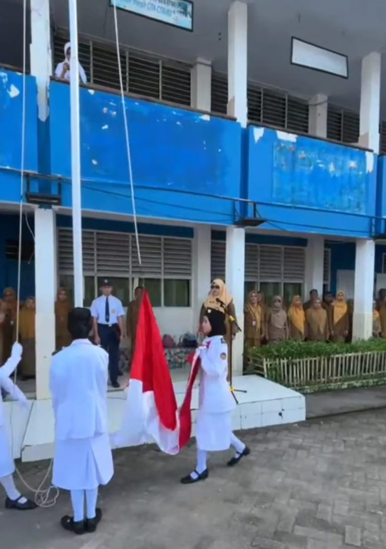 Hari Pertama Masuk, Upacara Bendera di SMPN 33 Makassar Bangkitkan Semangat Kebersamaan