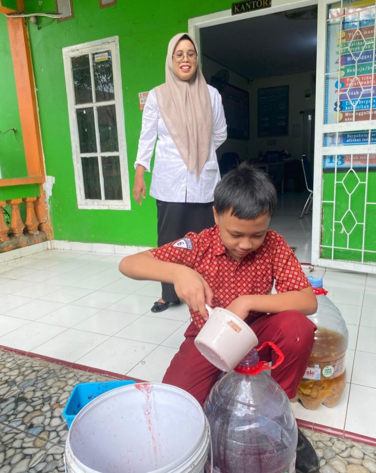 SDI Unggulan Puri Taman Sari Siap Menuju Adiwiyata Provinsi Lewat Inovasi Pembuatan Enzim