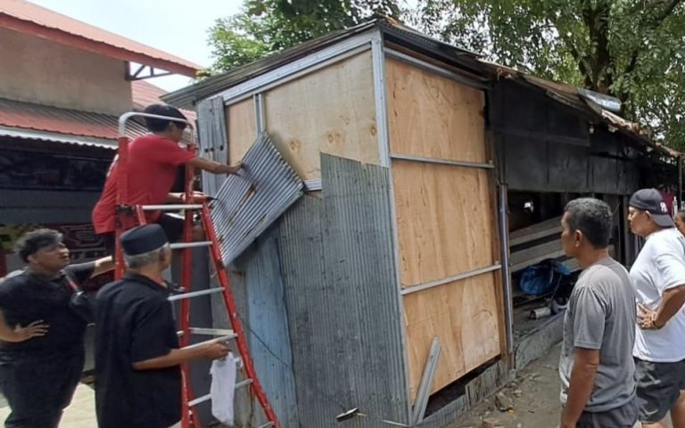 Tiga Lapak di Tallo yang Berdiri 5 Tahun di Atas Drainase Akhirnya Dibongkar