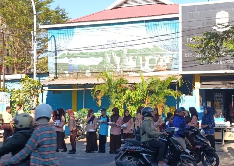 Jumat Berkah SMPN 22 Makassar: 300 Nasi Dos untuk Sesama, Bukti Peduli Tanpa Batas