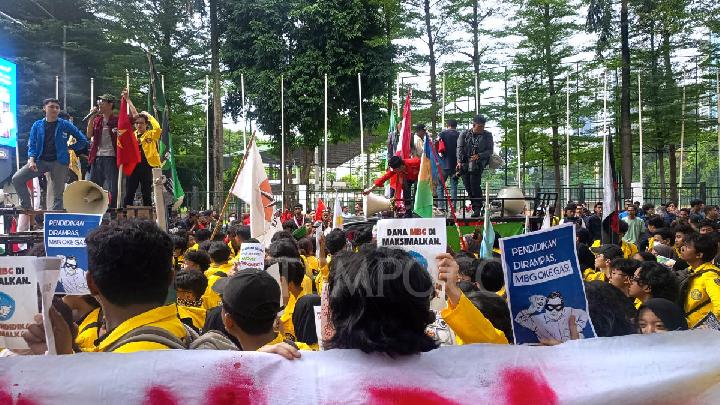 Ratusan Mahasiswa Demonstrasi di Kementerian Pendidikan Mendesak MBG Dihentikan