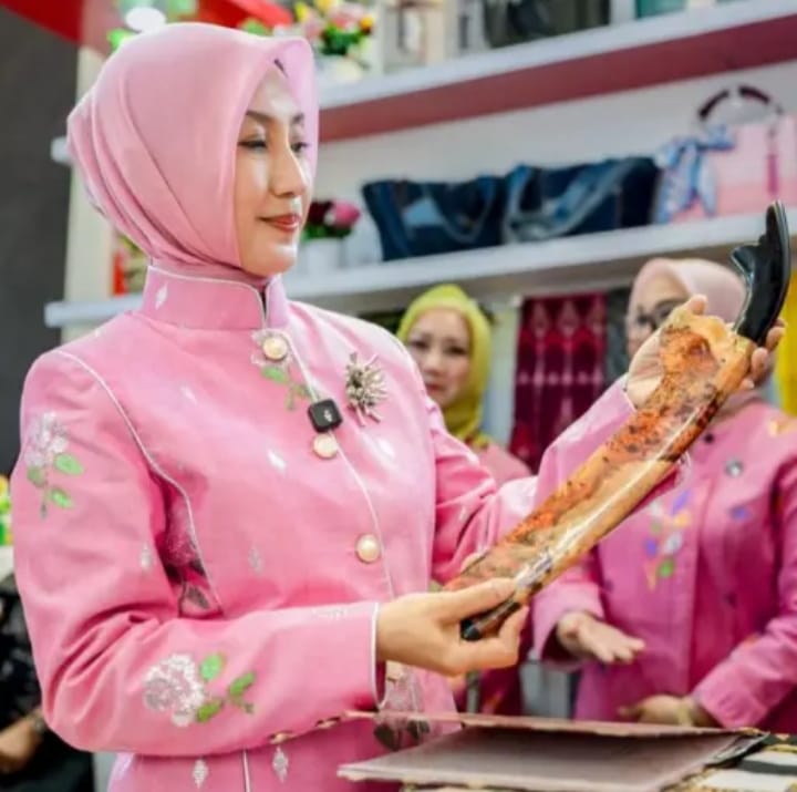 Tenun Donggala Tampil Memikat di Panggung Nasional, Momentum Kebangkitan Wastra Sulteng