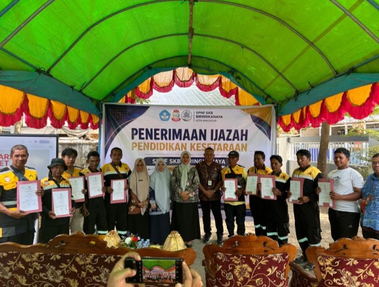 Pemkot Makassar Serahkan 108 Ijazah Kesetaraan, Achi Soleman: Pendidikan Hak Semua Warga