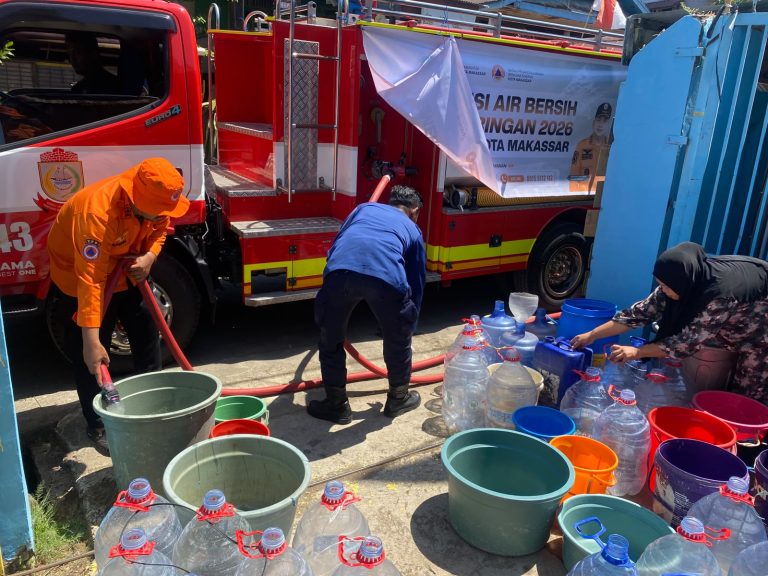 Pemkot Makassar Gerak Cepat, BPBD Salurkan Air Bersih ke 23 Titik di 5 Kecamatan