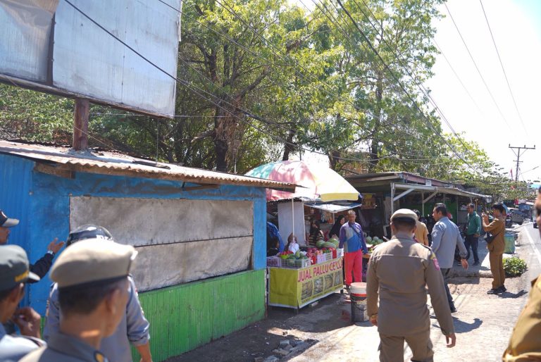 25 Tahun Berdiri di Atas Fasum, Lapak PK5 Samping Patung Ayam Poros Paccerakkangd Dibongkar Humanis