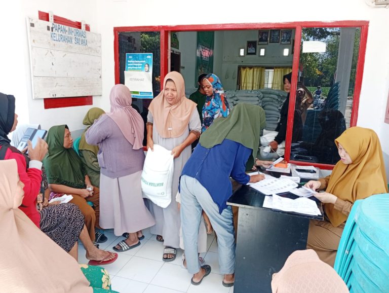 Bantuan Beras 30 Kg Disalurkan kepada 237 Warga Kurang Mampu di Kelurahan Salaka
