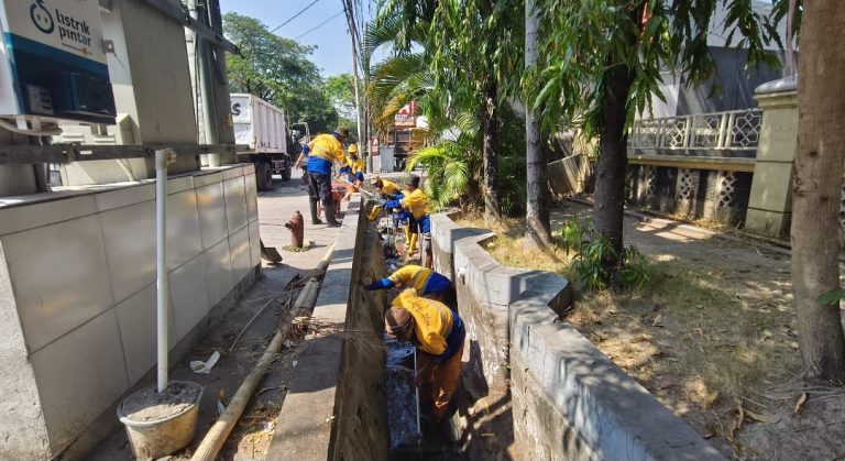 Camat Tallo Gerak Cepat, Normalisasi Drainase Dimassifkan Jelang Musim Hujan