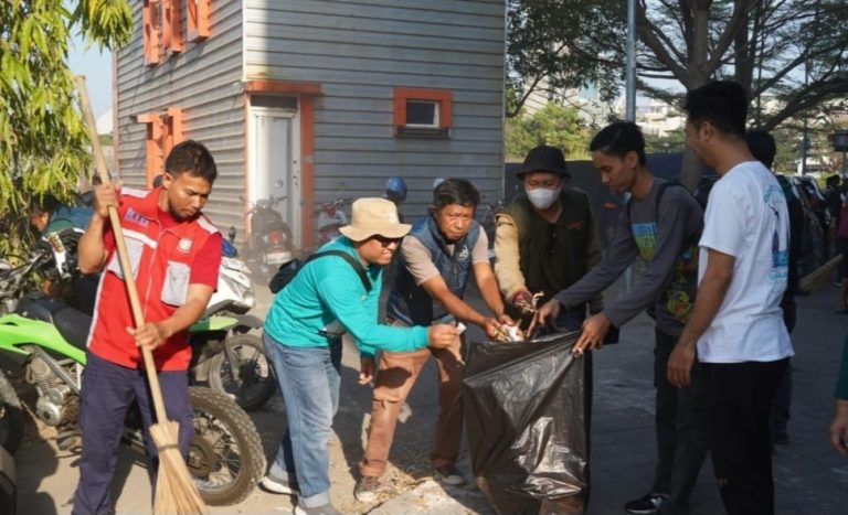 DLH Makassar Libatkan Warga dan Komunitas dalam Aksi World Clean Up Day di Panambungan