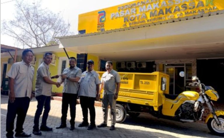 Bantu Petugas Kebersihan, DLH Makassar Hibahkan Motor Tiga Roda untuk Pasar Senggol