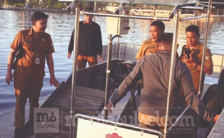 Gerak Cepat Bersihkan Perairan, DLH Makassar Serahkan Kapal Pengangkut Sampah ke Kecamatan Mariso