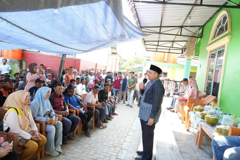 Sapa Warga Pulau Terluar, Munafri Serahkan Bantuan untuk 143 Nelayan di Lumu-lumu