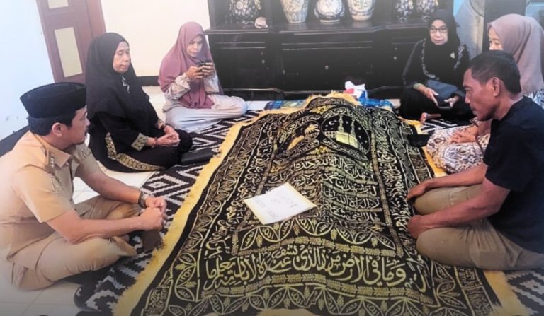 Solidaritas dalam Duka, Camat Tamalanrea Andi Patiroi Pimpin Jajaran Melayat ke Rumah Duka